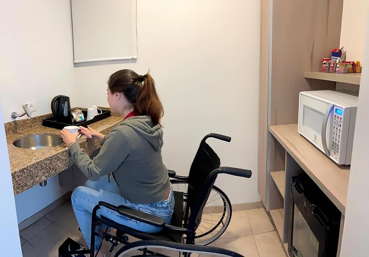 Готель Radisson Oscar Freire Сан-Паулу Екстер'єр фото A disabled woman in a wheelchair using a microwave oven
