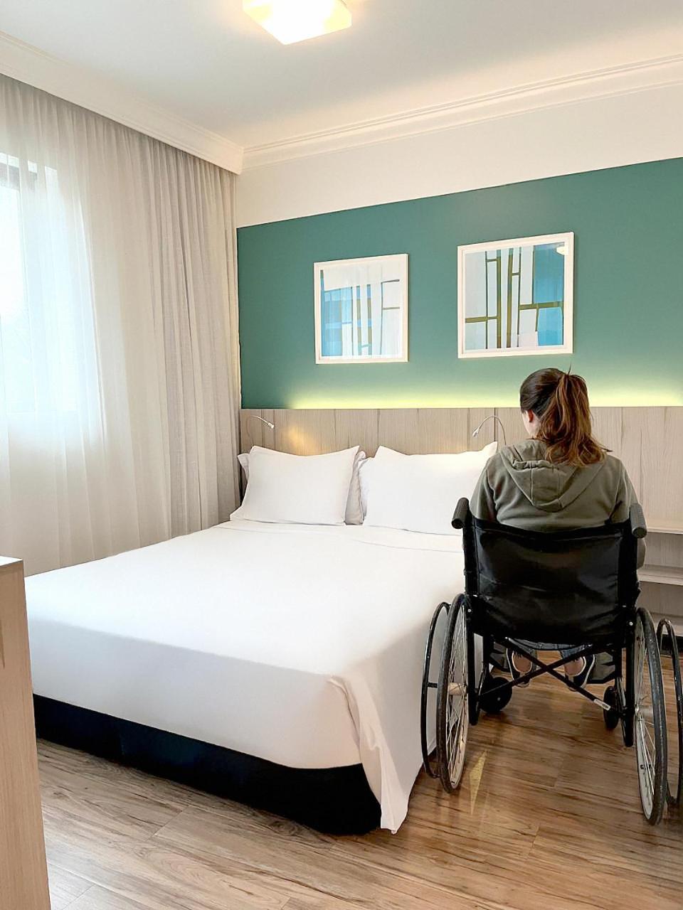 Готель Radisson Oscar Freire Сан-Паулу Екстер'єр фото A disabled woman in a wheelchair in a hotel room