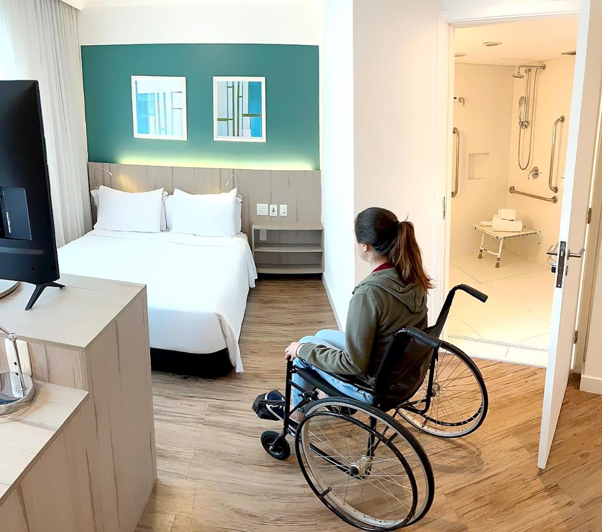 Готель Radisson Oscar Freire Сан-Паулу Екстер'єр фото A disabled woman in a wheelchair in a hotel room
