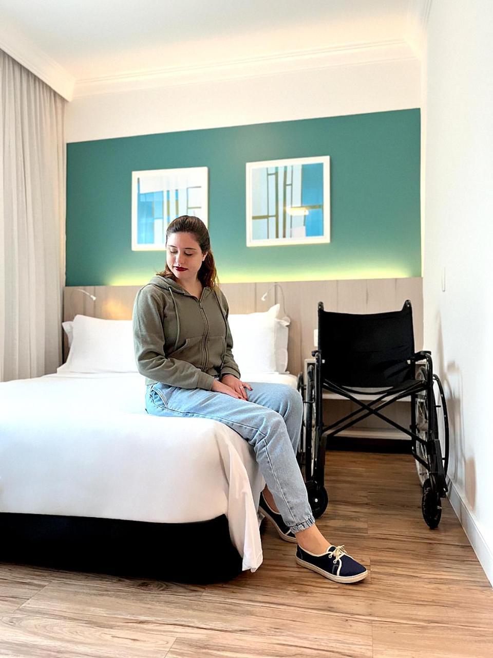 Готель Radisson Oscar Freire Сан-Паулу Екстер'єр фото A disabled woman in a hotel room